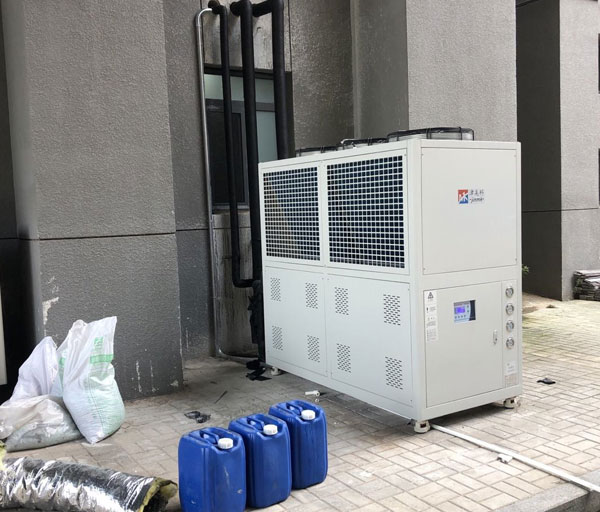 25、30匹風冷式冷水機